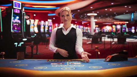 Atendente de suporte ao cliente sorrindo, representando o suporte 24/7 do a888bet